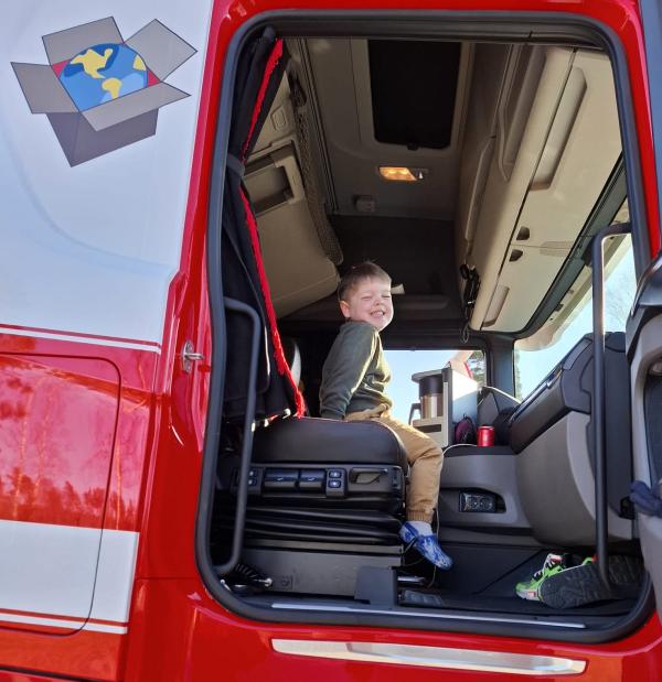Kind geniet in de verhuiswagen