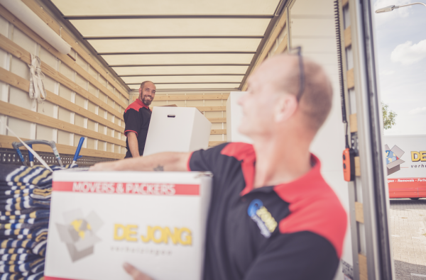 Dozen uitladen verhuizing door De Jong Verhuizingen